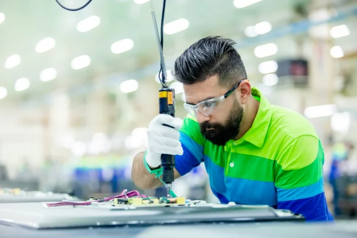 Technicien travaillant sur une machine en usine