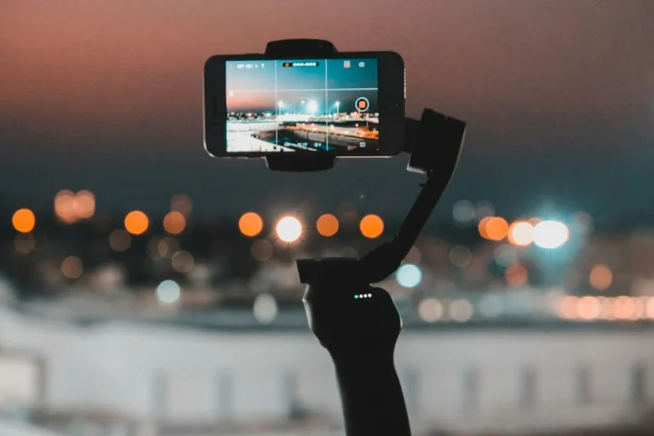 Smartphone filmant une ville au coucher du soleil