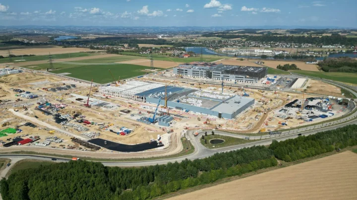 Vue aérienne d’un vaste chantier avec grues et bâtiments en construction