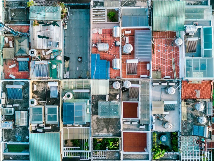Vue verticale de toitures de maisons